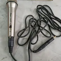 یک دستگاه میکروفون