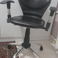 یک صندلی چرخ دار مشکی رنگ