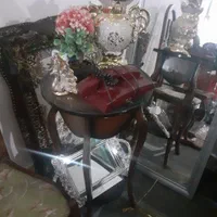 میز تلفن و مجسمه و تلفن و سینی