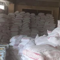 کارگر تخلیه بار( خالی کردن مصالح ساختمان از کامیون