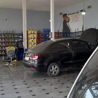 تعدادی همکار مکانیک ماهر در مجموعه خودرویی
