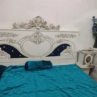 تخت خواب میز تلویزیون ساعت اینه شمعدان برنجی و ...