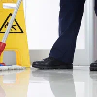 استخدام کارگر خدمات با جای خواب