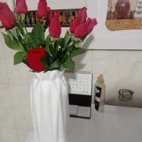 گل رز قرمز و گلدان