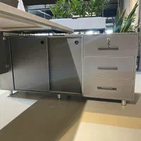 میز مدیریت مدرن به همره پنل در قسمت جلو، کتابخانه|دفتر کار|تهران, خلیج فارس|دیوار