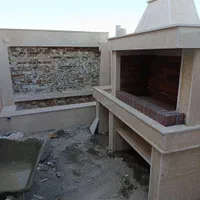 فقط نرده سنگی باربیکیو وابنما مجهز با لوازم کار.