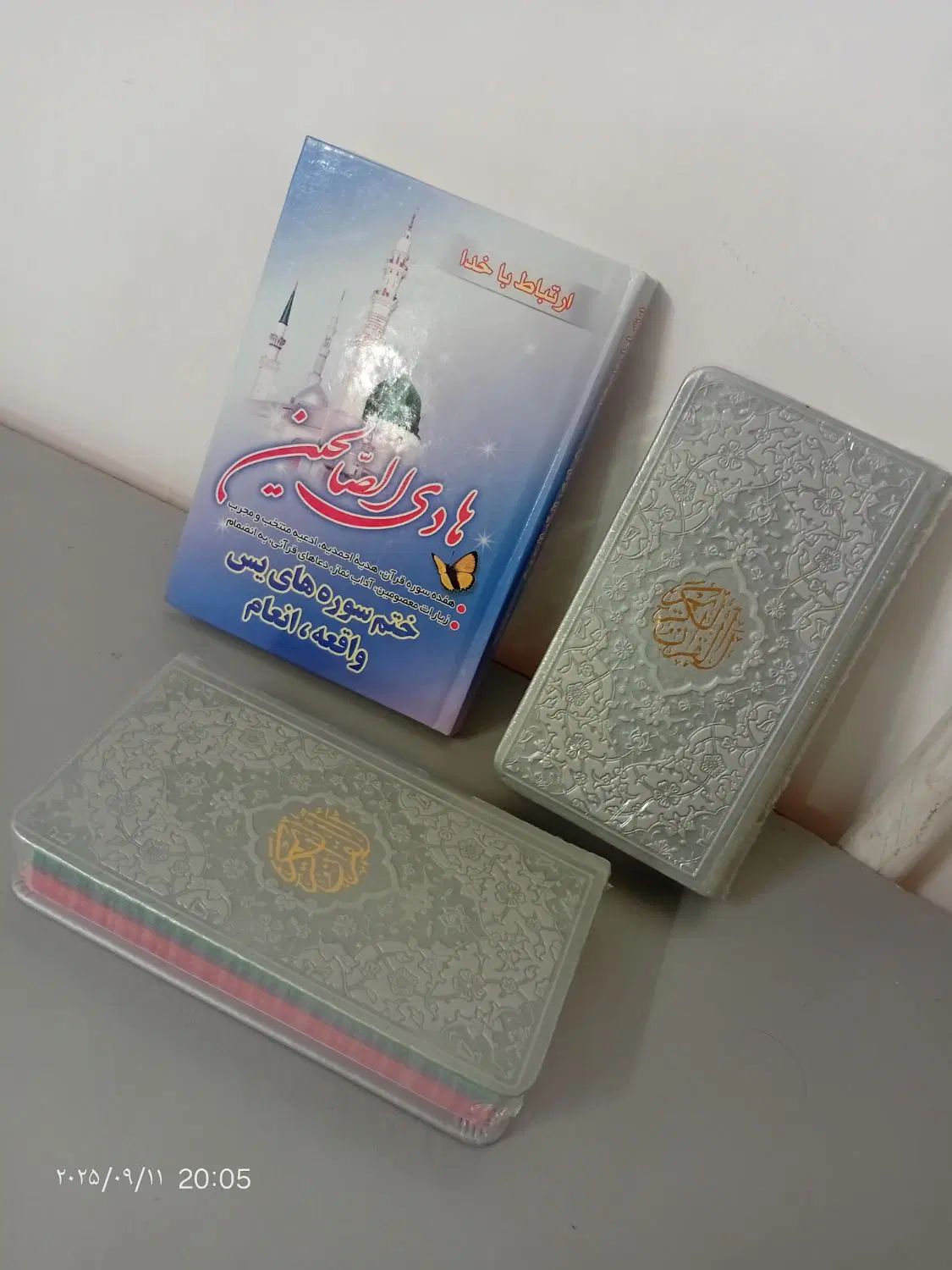 دو عدد قران نیم جیبی  یک عدد کتاب هادی صالحین|کتاب و مجله مذهبی|مشهد, طلاب|دیوار