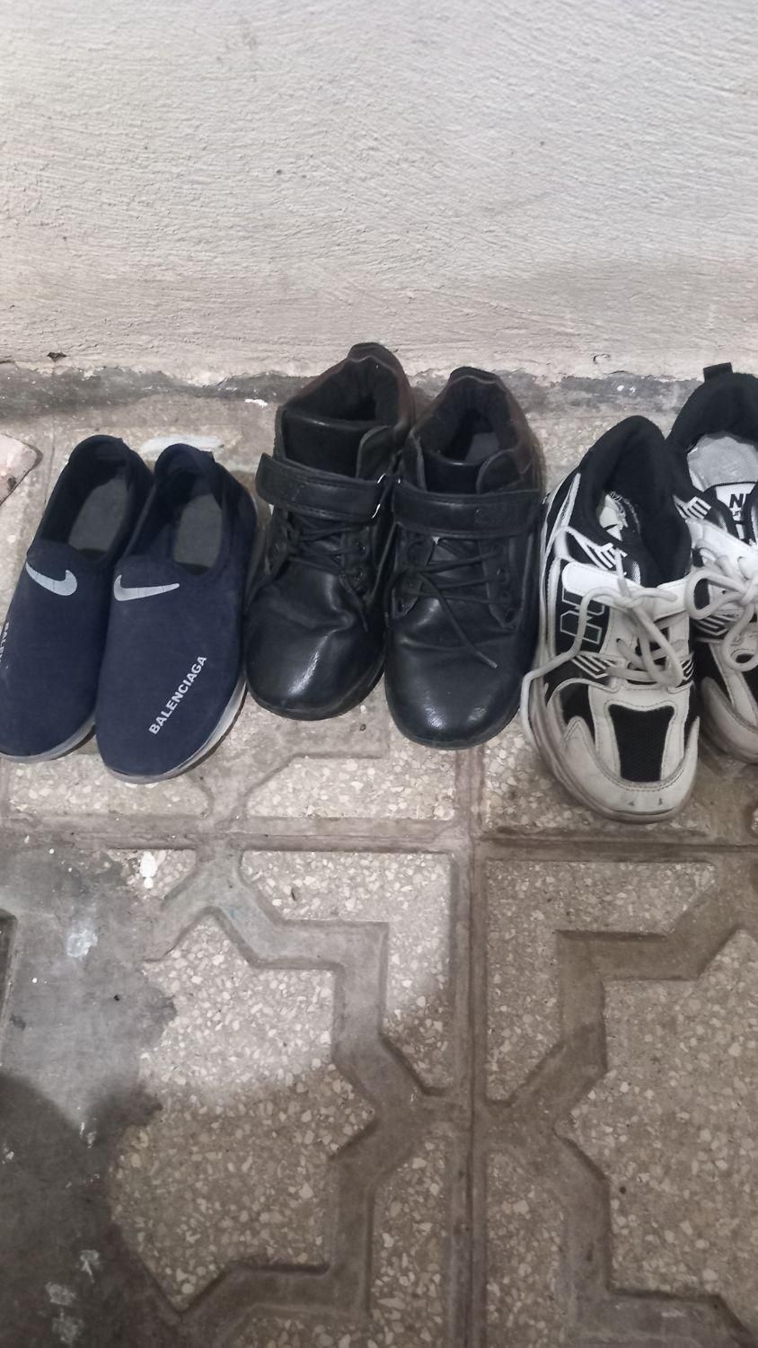 سه تا کفش سالم یکش پوتون بود|لباس|اقبالیه, |دیوار