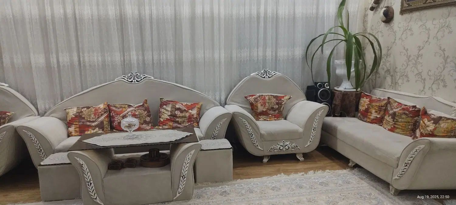 مبل ۱۰ نفره بسیار تمیز همراه با میز جلومبلی و کوسن|مبلمان خانگی و میز عسلی|تربت‌حیدریه, حسنی بالا|دیوار