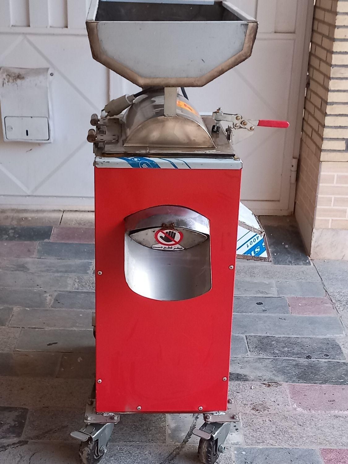 دستگاه آبمیوه گیری|آبمیوه‌گیر و آب‌مرکبات‌گیر|اردکان, |دیوار