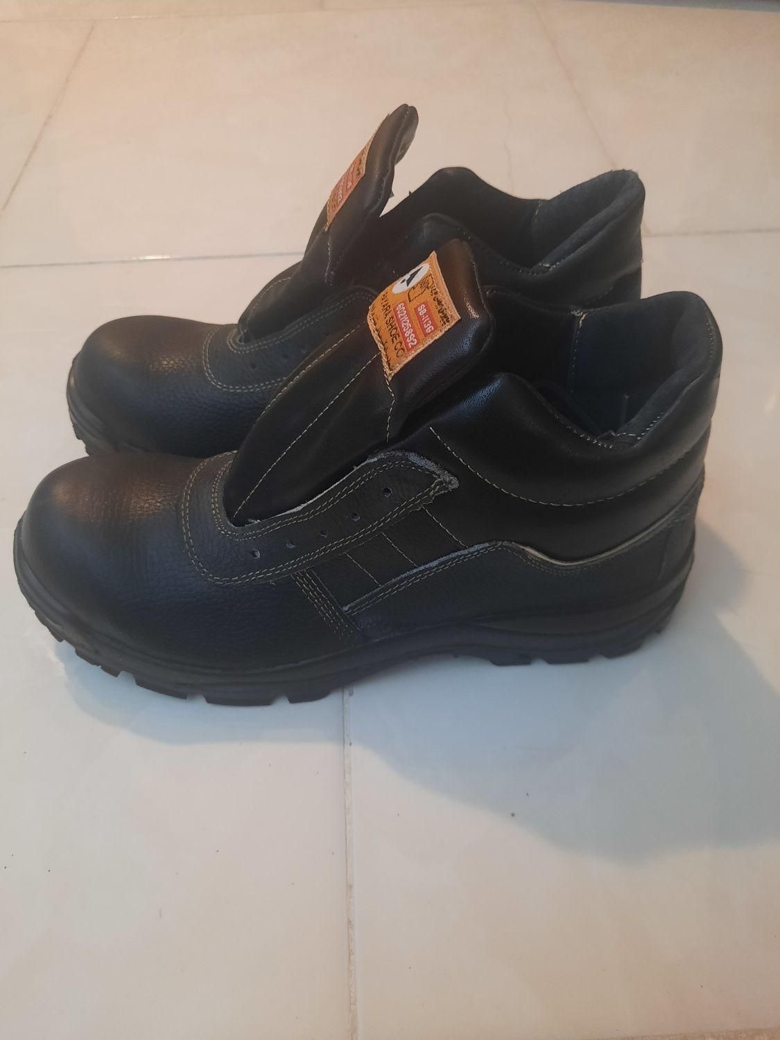 کفش کار سایز 44 و 45|کیف، کفش، کمربند|میانه, |دیوار