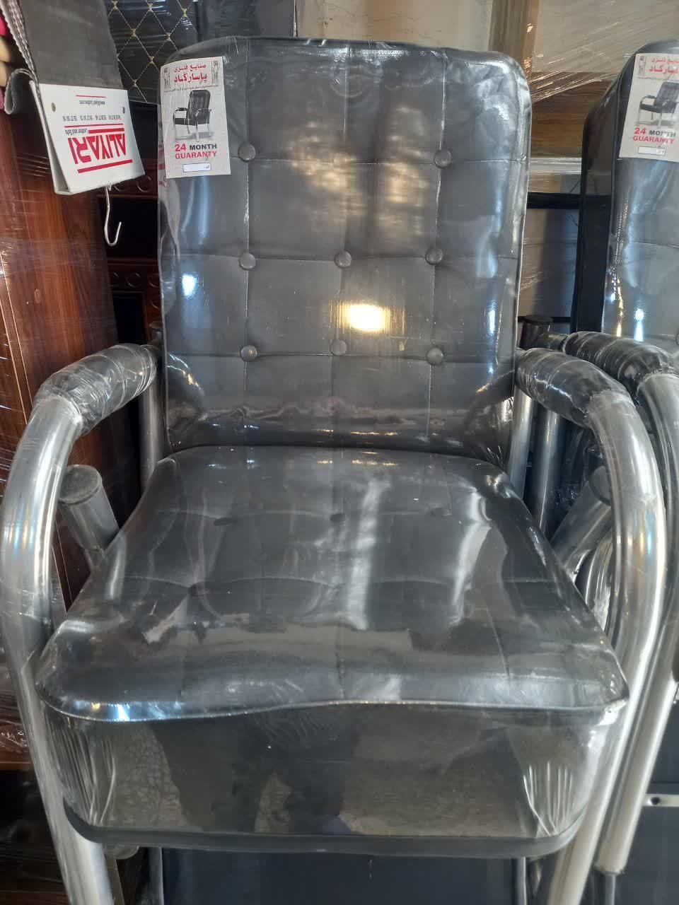 صندلی دکمه دار انتظار|مبلمان اداری|کاشان, زیدی|دیوار