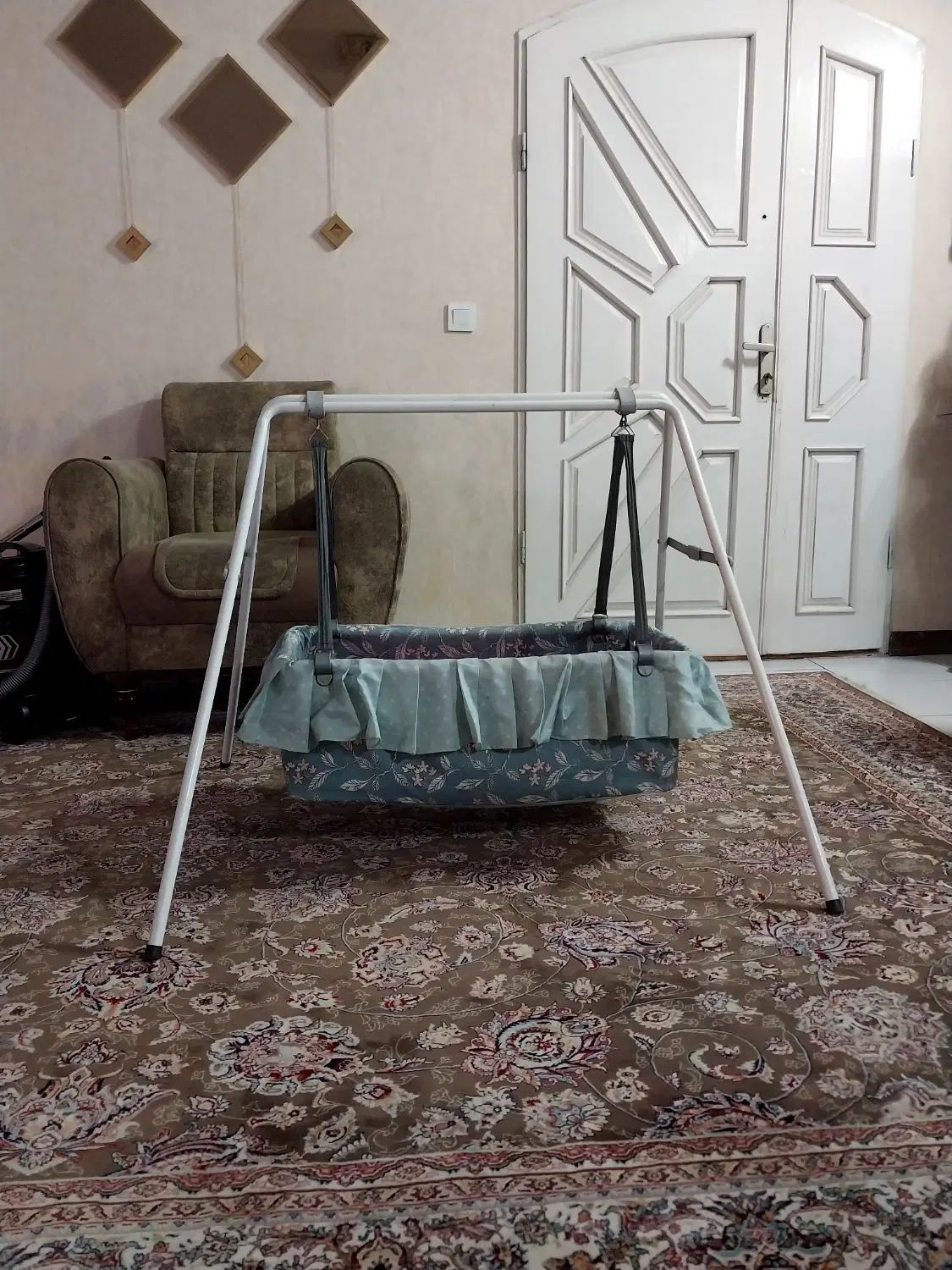 گهواره کودک|تخت و صندلی بچه|مشهد, حجاب (شهرک غرب)|دیوار