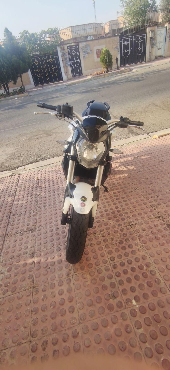 بنلی 250|موتورسیکلت|پرند, فاز ۲|دیوار