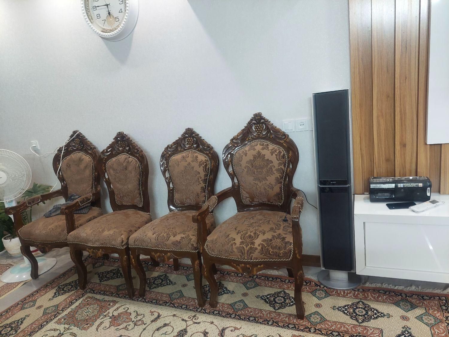 یک دست مبل سلطنتی ۹نفره خیلی تمیز با میز|مبلمان خانگی و میز عسلی|اصفهان, شیخ طوسی|دیوار