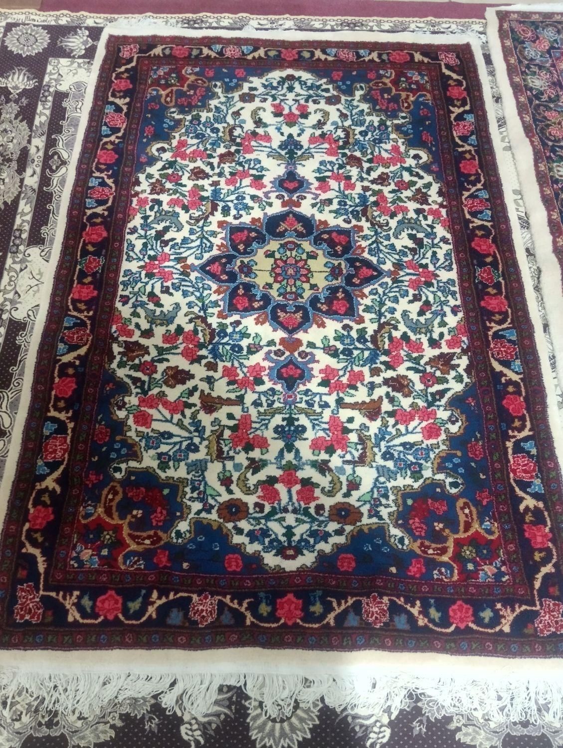 قالیچه دست بافت گل قرمز بیجار|فرش|تهران, آبشار تهران (دریاچه)|دیوار