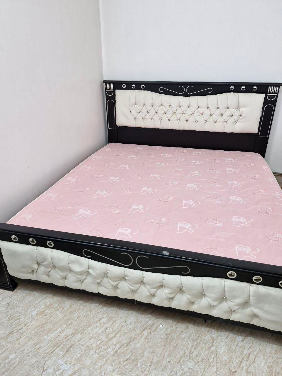 تخت خواب دونفره به همراه تشک طبی|تخت و سرویس خواب|مرند, |دیوار