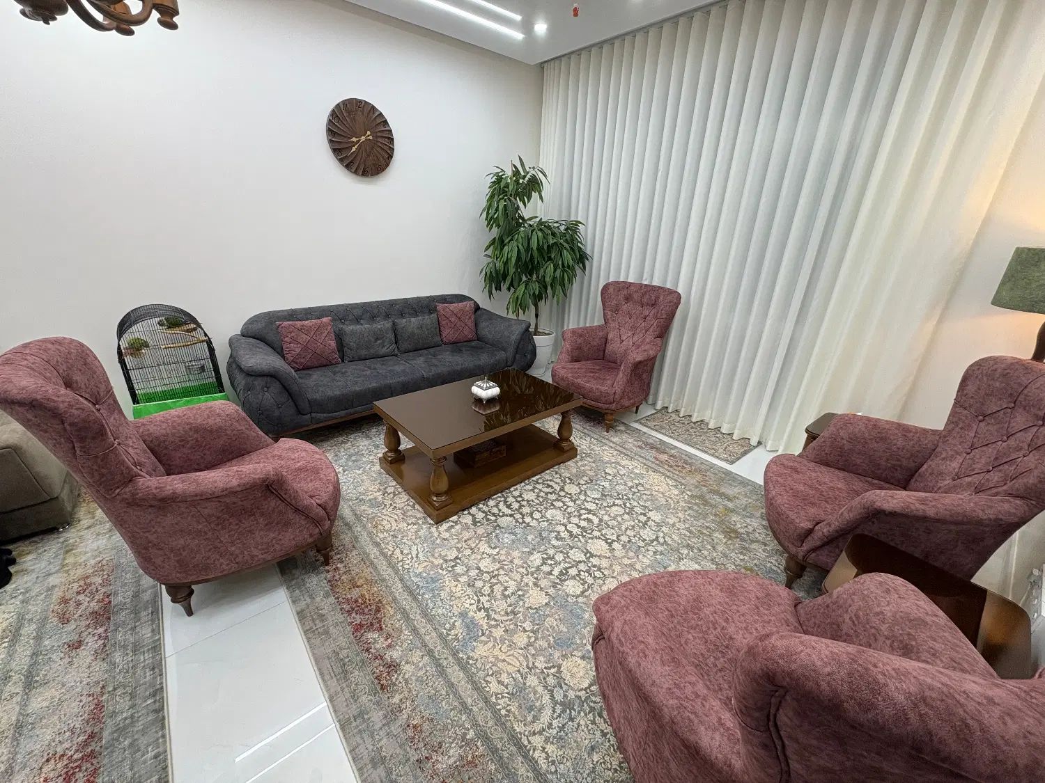 مبل چستر هفت نفره به همراه جلو مبلی و عسلی|مبلمان خانگی و میز عسلی|تهران, تهرانسر شمالی|دیوار