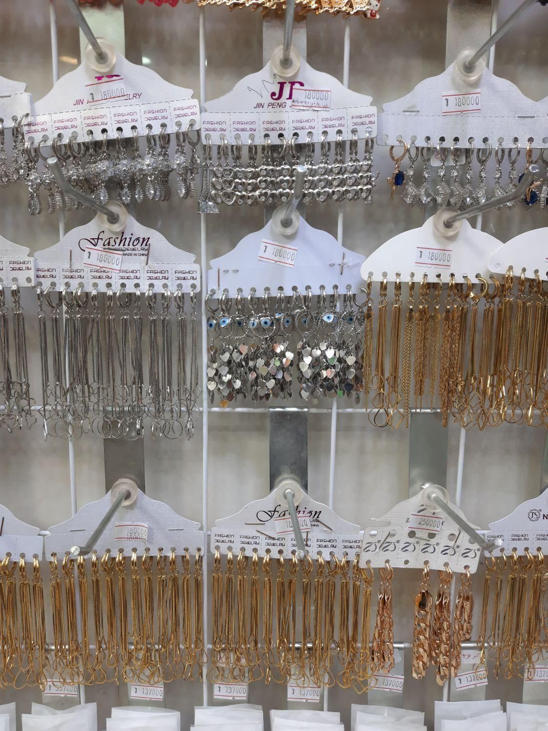 انواع گوشواره های نگین دار و ساده دارای مدل مختلف|بدلیجات|قم, ارم|دیوار