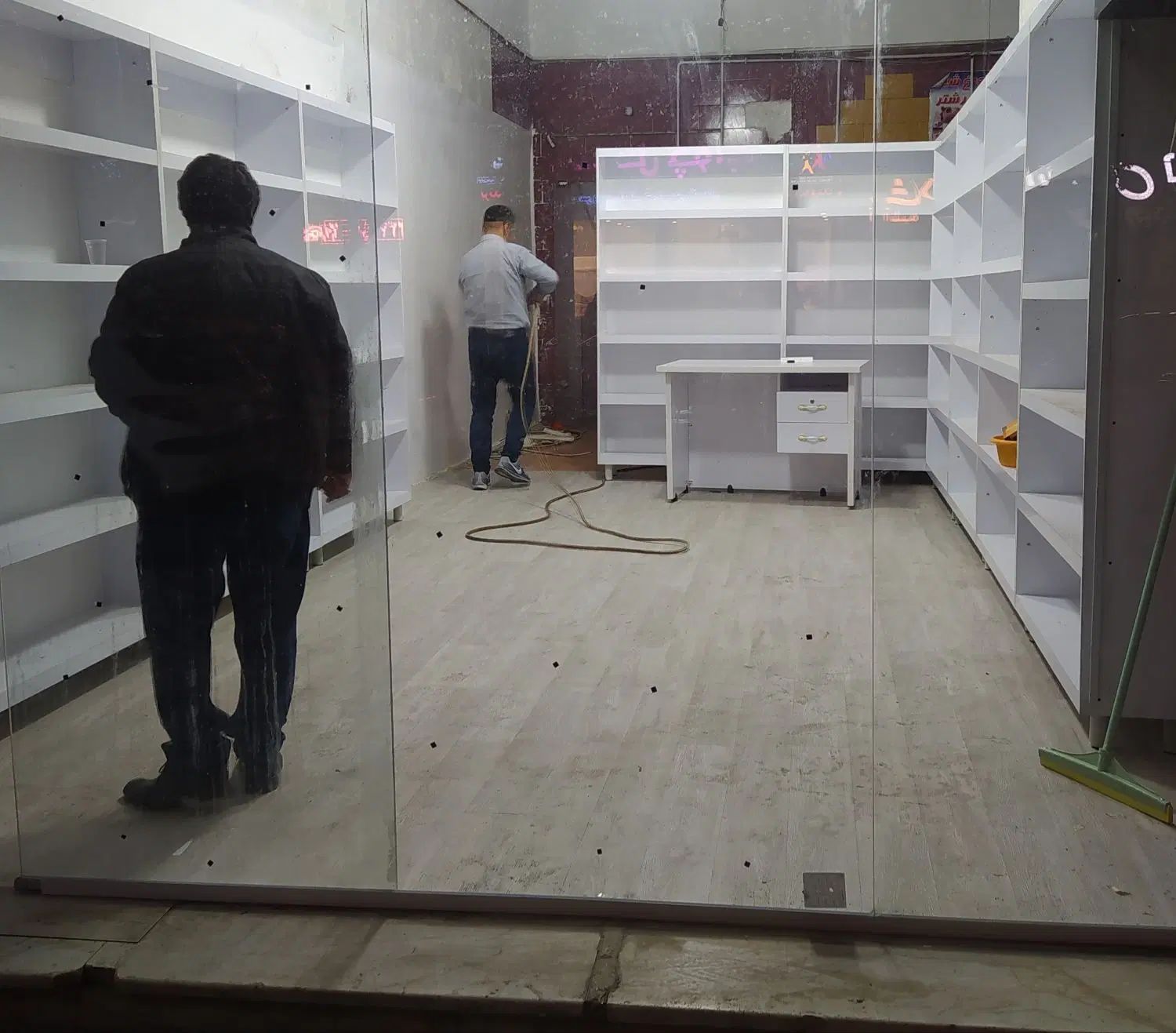 قفسه MDF شیک با نورپردازی lED +ترانس برق -سالم نو|فروشگاه و مغازه|کرمانشاه, |دیوار