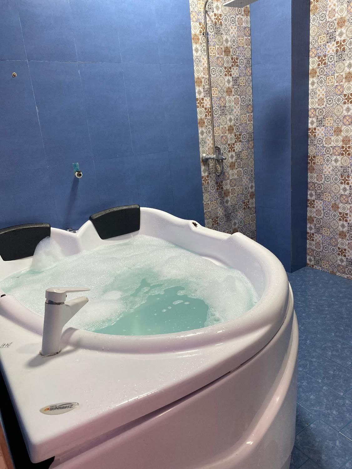 هتل آپارتمان ویو دریا لوکس و لاکچری|اجارهٔ کوتاه‌مدت آپارتمان و سوئیت|بندر انزلی, دهکده ساحلی|دیوار