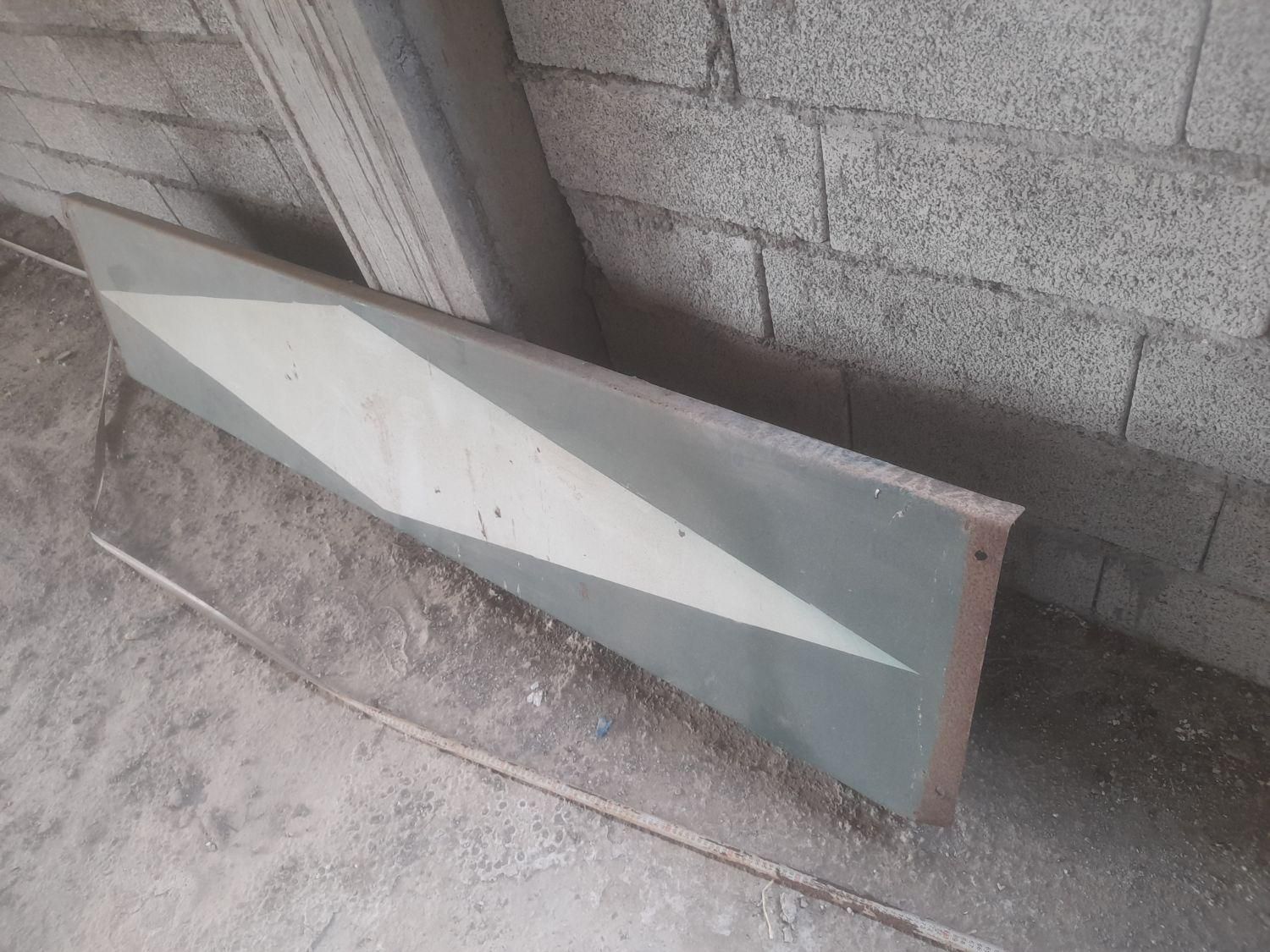 لبه درب عقب ولوو|قطعات یدکی و لوازم جانبی|آمل, |دیوار