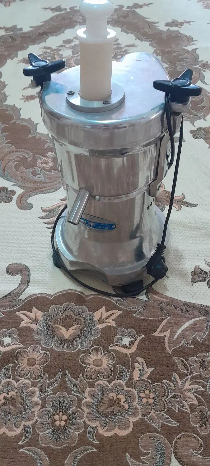 ‌دستگاه ابمیوه گیری ای تک در حد نو مقطوع|آبمیوه‌گیر و آب‌مرکبات‌گیر|تهران, جمهوری|دیوار