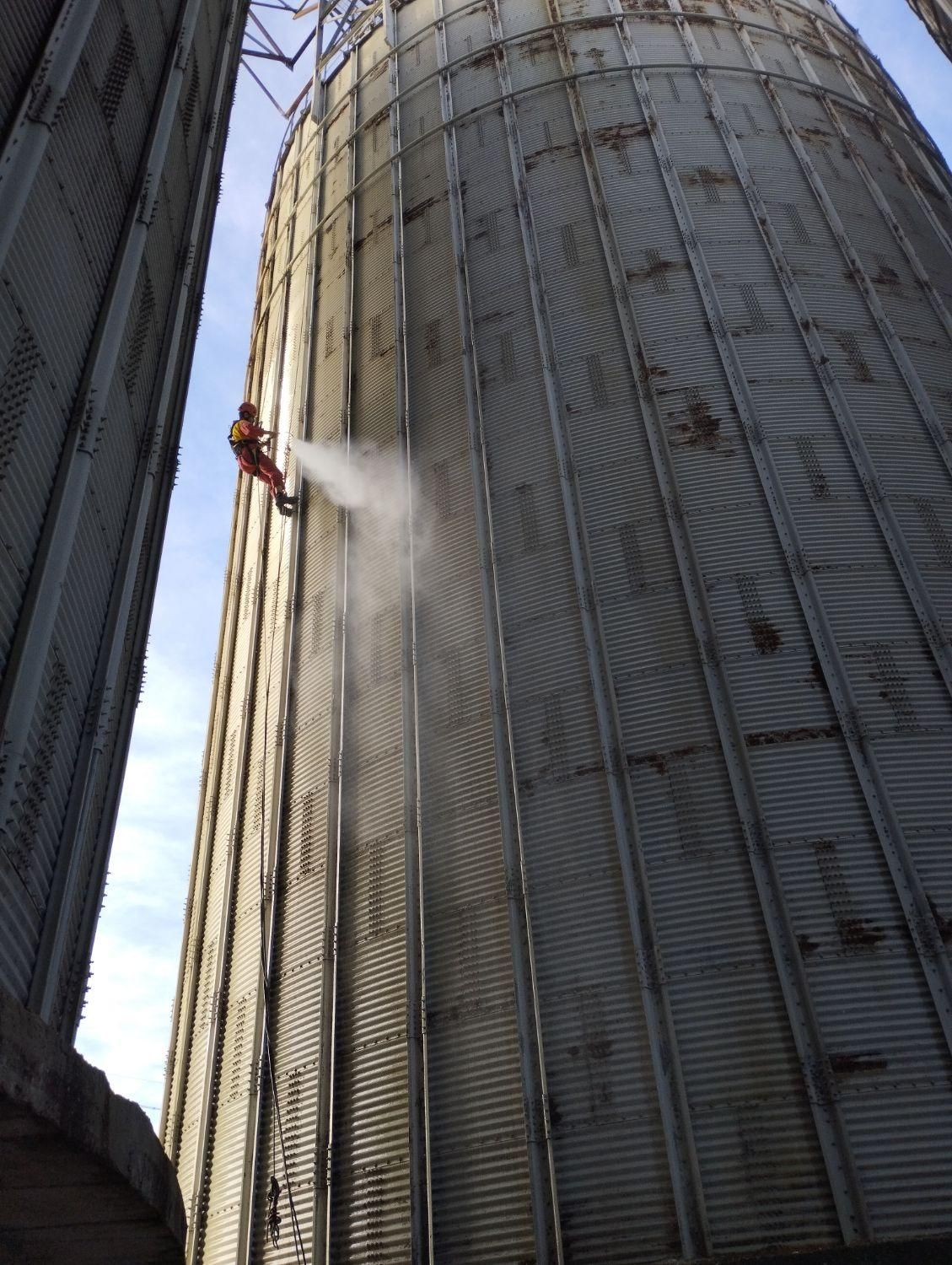 کاردر ارتفاع نماشویی عایق نانو نقاشی پیچ و رولپلاک|خدمات پیشه و مهارت|رشت, بلوار گیلان|دیوار