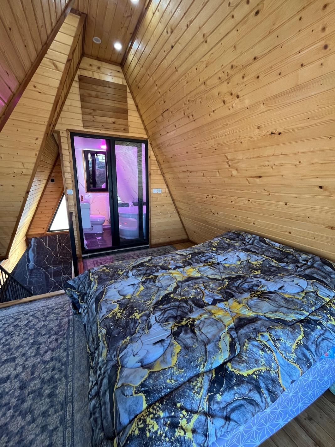 کلبه سویئسی رو به دریا با جکوزی دو نفره|اجارهٔ کوتاهمدت آپارتمان و سوئیت|بندر انزلی, اطبا|دیوار