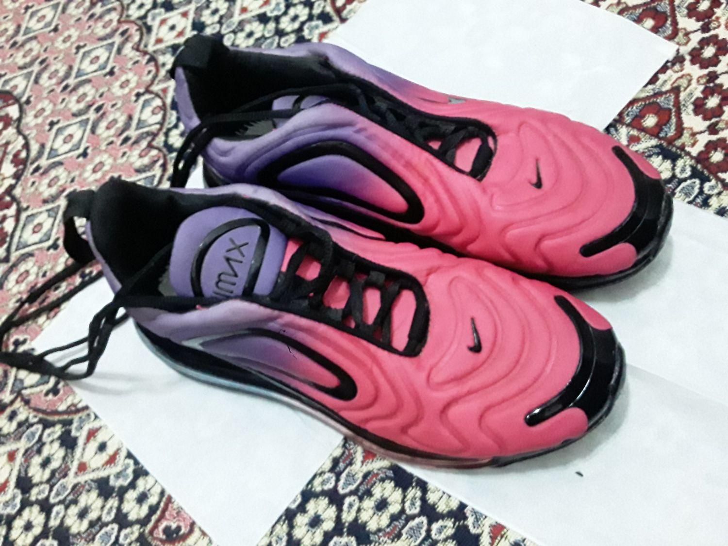 کتونی|کیف، کفش، کمربند|گرمی, |دیوار