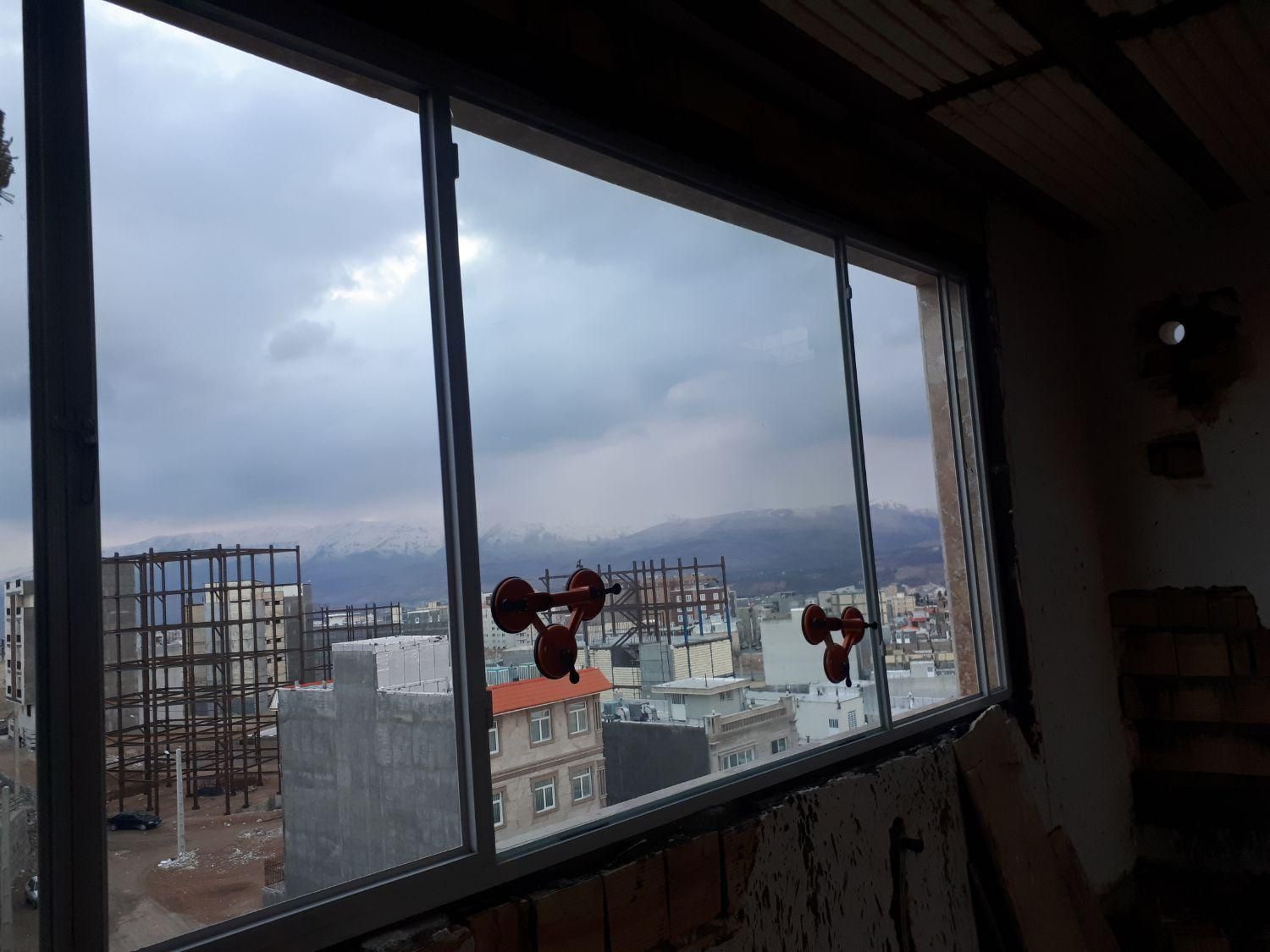 نصب شیشه های سیکوریت دوجداره رومیزی وساختمان|خدمات پیشه و مهارت|بروجرد, |دیوار