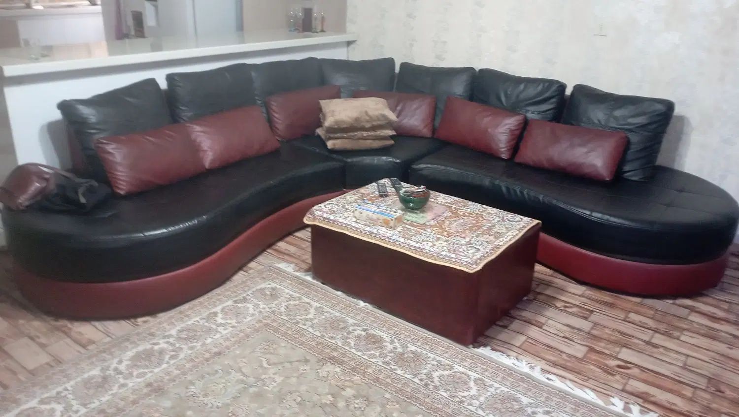 مبل چرم قرمز مشکی کاملا سالم|مبلمان خانگی و میز عسلی|کرج, باغستان|دیوار