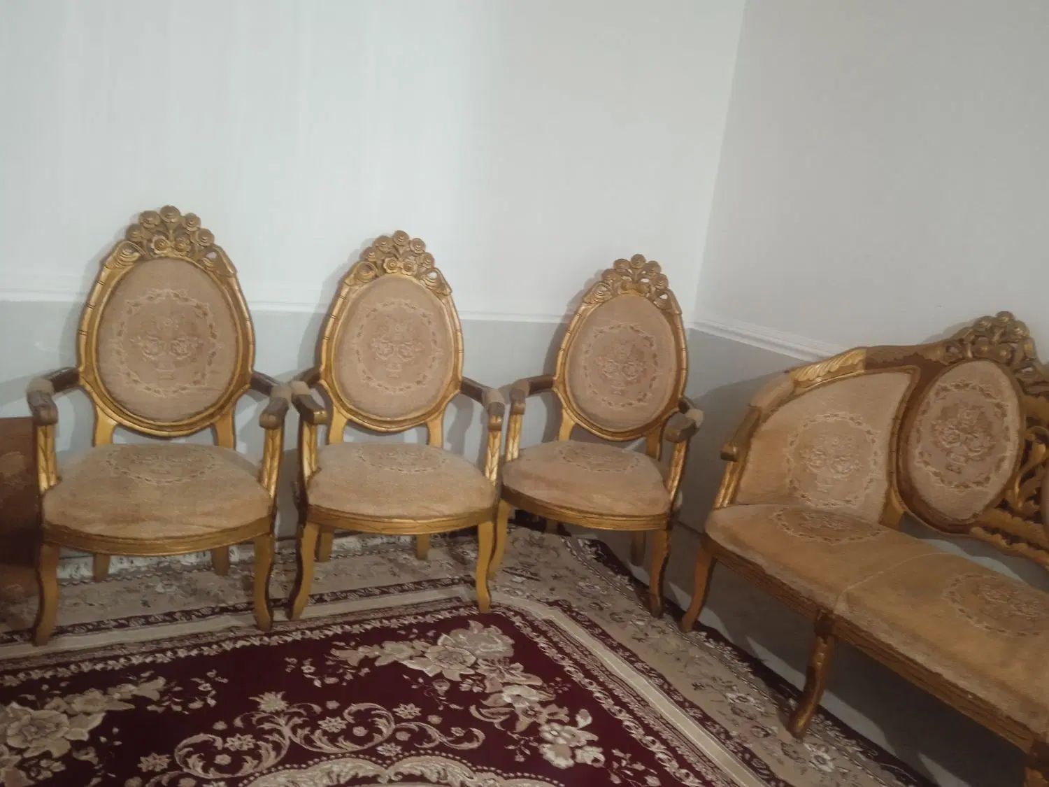 مبل سلطنتی سالم بفروش می رسد هفت نفره به قیمت 800|مبلمان خانگی و میز عسلی|بندر امام خمینی, |دیوار