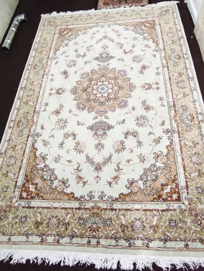 یک عدد فرش مشهد ماشینی 6 متری|فرش|شیراز, قلعه شاهزاده بیگم|دیوار