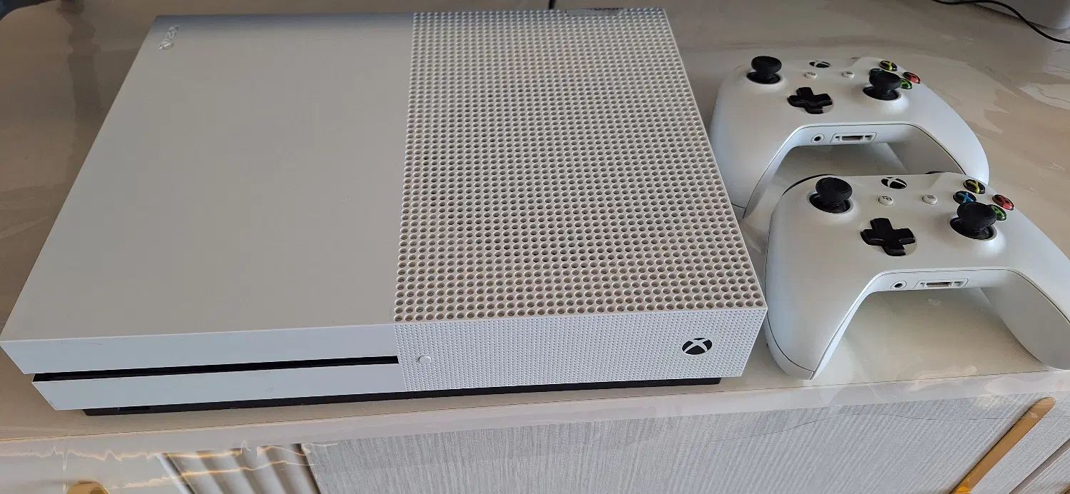 ایکس باکس وان اس به همراه دو دسته xbox one s|کنسول، بازی ویدئویی و آنلاین|تبریز, |دیوار
