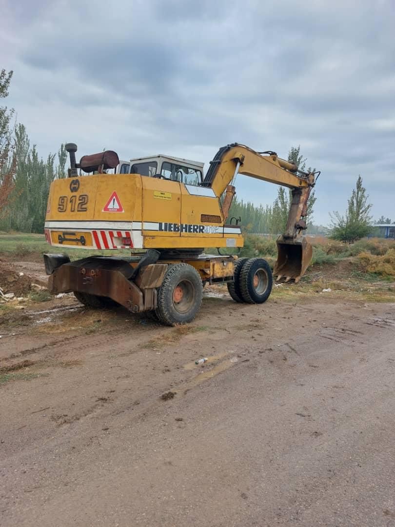 بیل لاستیکی ۹۱۲ لیبهر|خودرو سنگین|تهران, آشتیانی|دیوار