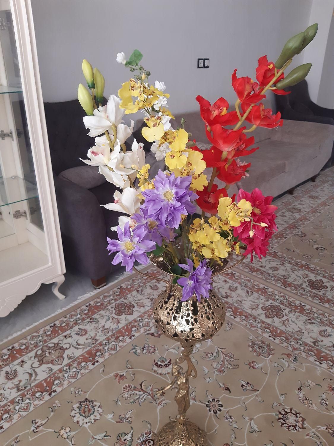 یک دسته گل و یک عدد گل و گلدان نگین دار|گل مصنوعی|کرمانشاه, |دیوار