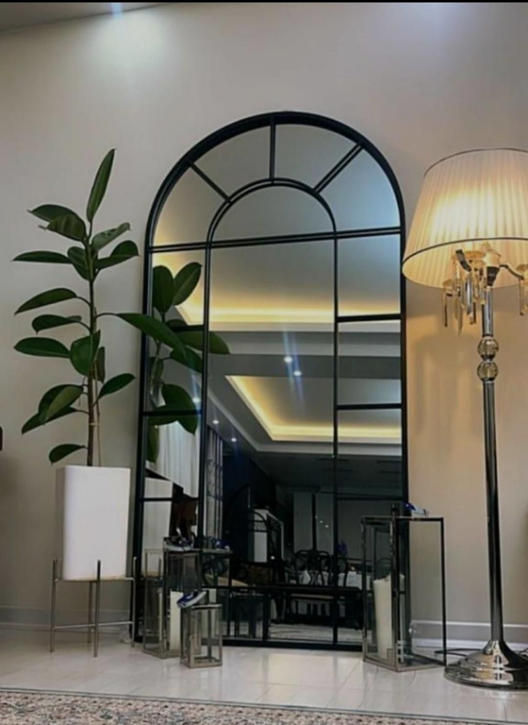 آیینه قدی ایستاده کنارسالنی فورتیک و مشکی پنجره ای|آینه|آفتاب, |دیوار