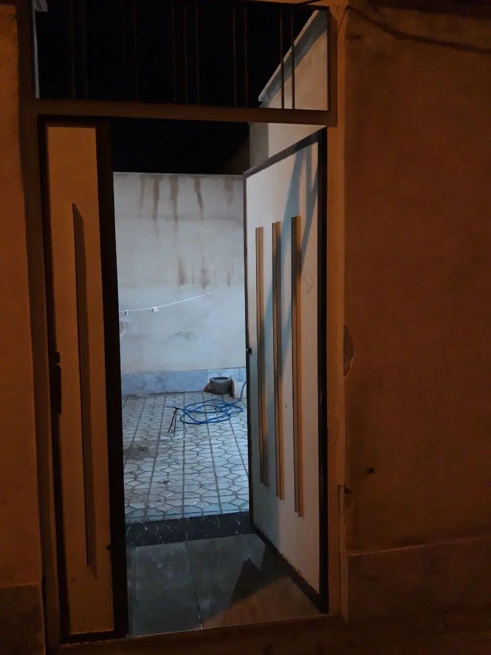 زیر زمین ۱۰۰ متری با درب و حیاط مستقل در مرکز شهر|اجارهٔ خانه و ویلا|کاشان, درب یلان|دیوار