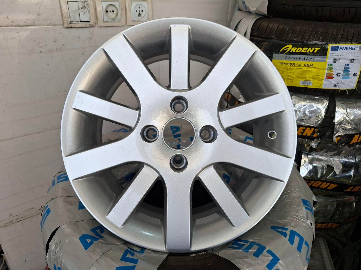 رینگ و لاستیک یک ماهه|قطعات یدکی و لوازم جانبی|مرودشت, استادیوم|دیوار