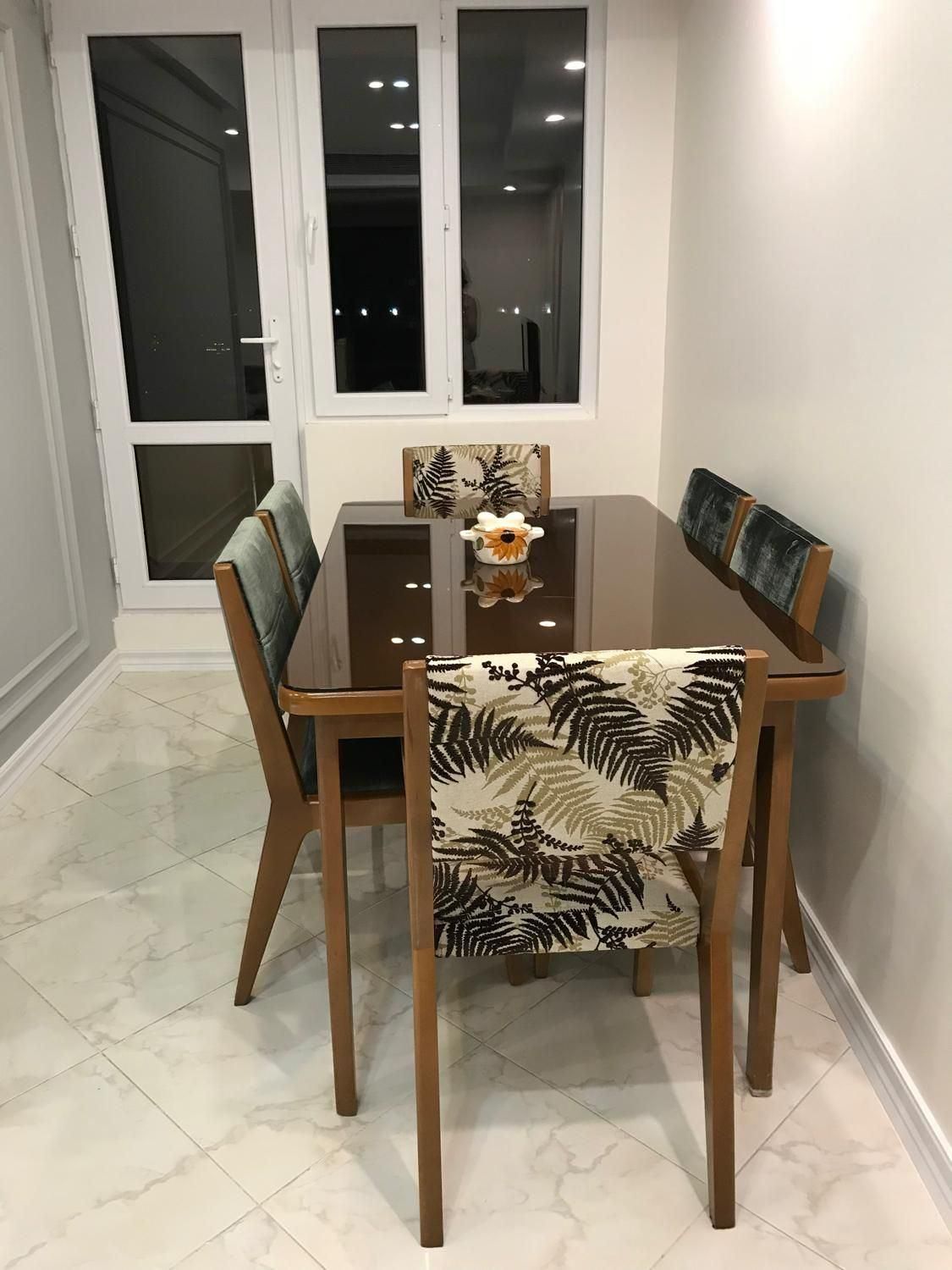 ناهارخوری شیک با چوب راش و صفحه چوب بلوط|میز و صندلی غذاخوری|تهران, باغ فیض|دیوار