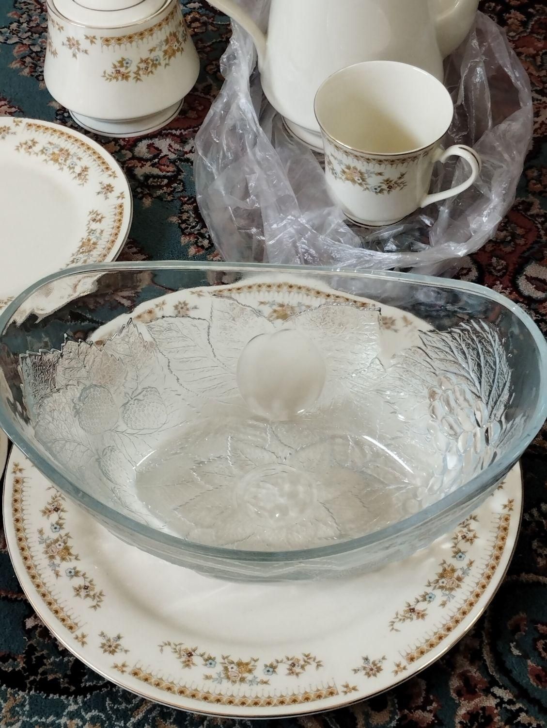 سرویس چایخوری چینی قدیمی و میوه خوری کریستال|ظروف سرو و پذیرایی|اصفهان, خواجو|دیوار