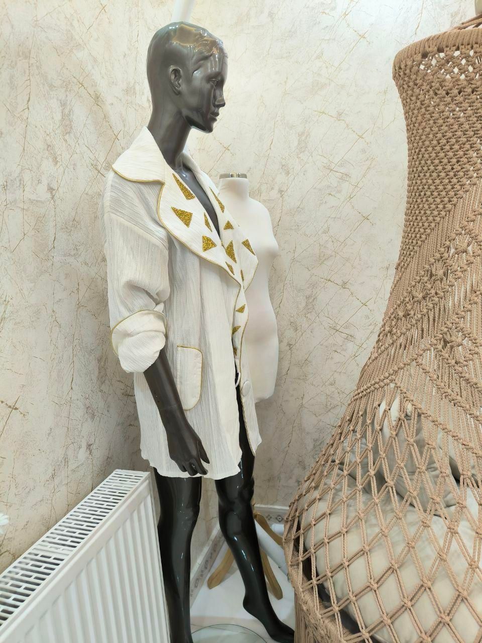 مانکن زنانه با جای نورپردازی شده و قفسه دیواری|فروشگاه و مغازه|رشت, معلم|دیوار