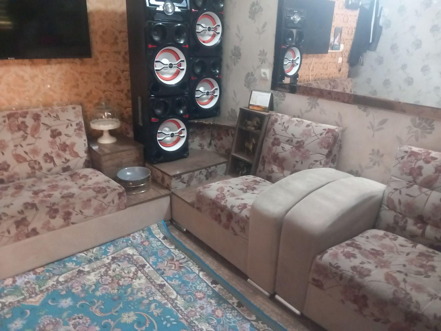 یک عدد مبل راحتی ال با وسطی کار کرده|مبلمان خانگی و میز عسلی|تهران, مسعودیه|دیوار