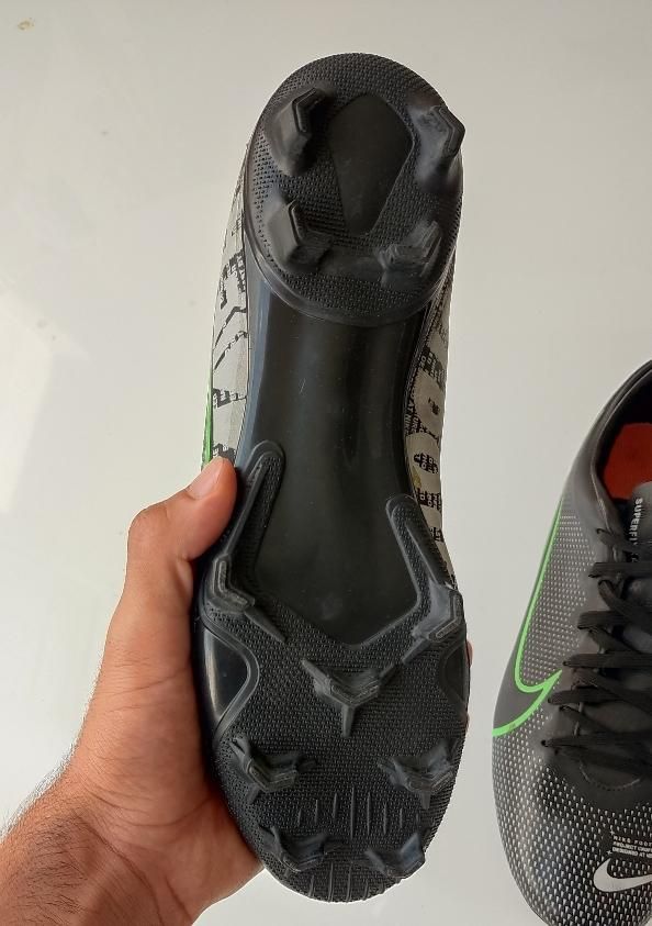 کفش فوتبال|کیف، کفش، کمربند|قائن, |دیوار