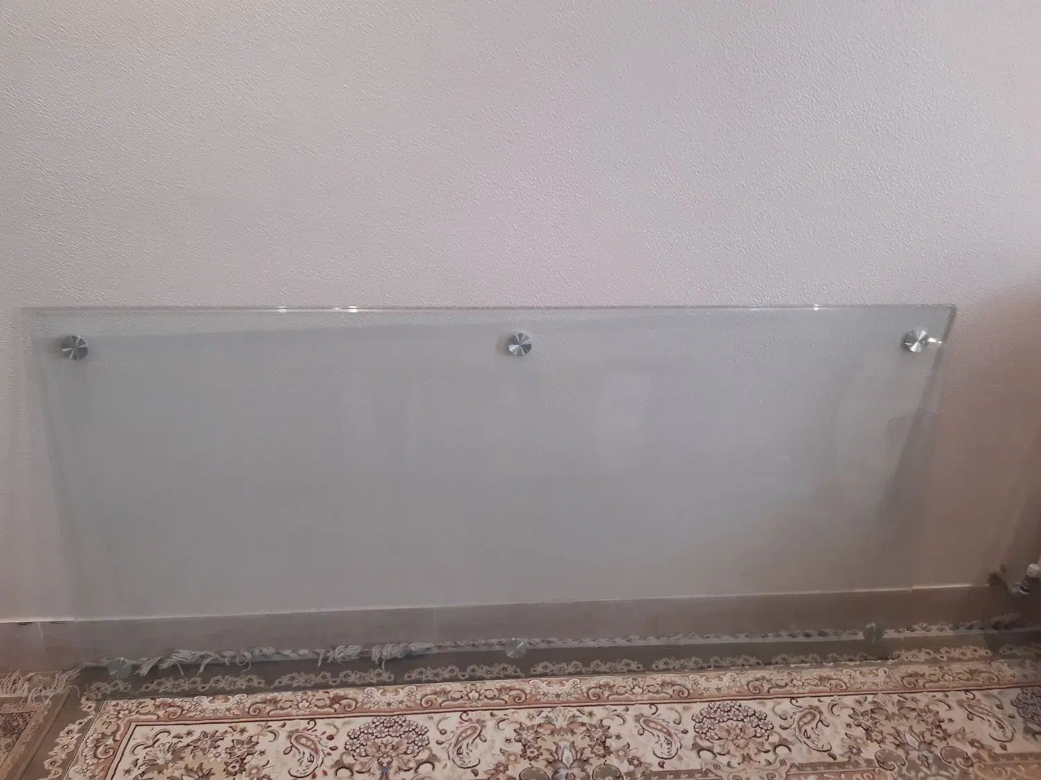 شیشه روی میز یا روی اپن اطراف آن ابزار خورده|مبلمان خانگی و میز عسلی|شاهینشهر, اقبال لاهوری|دیوار