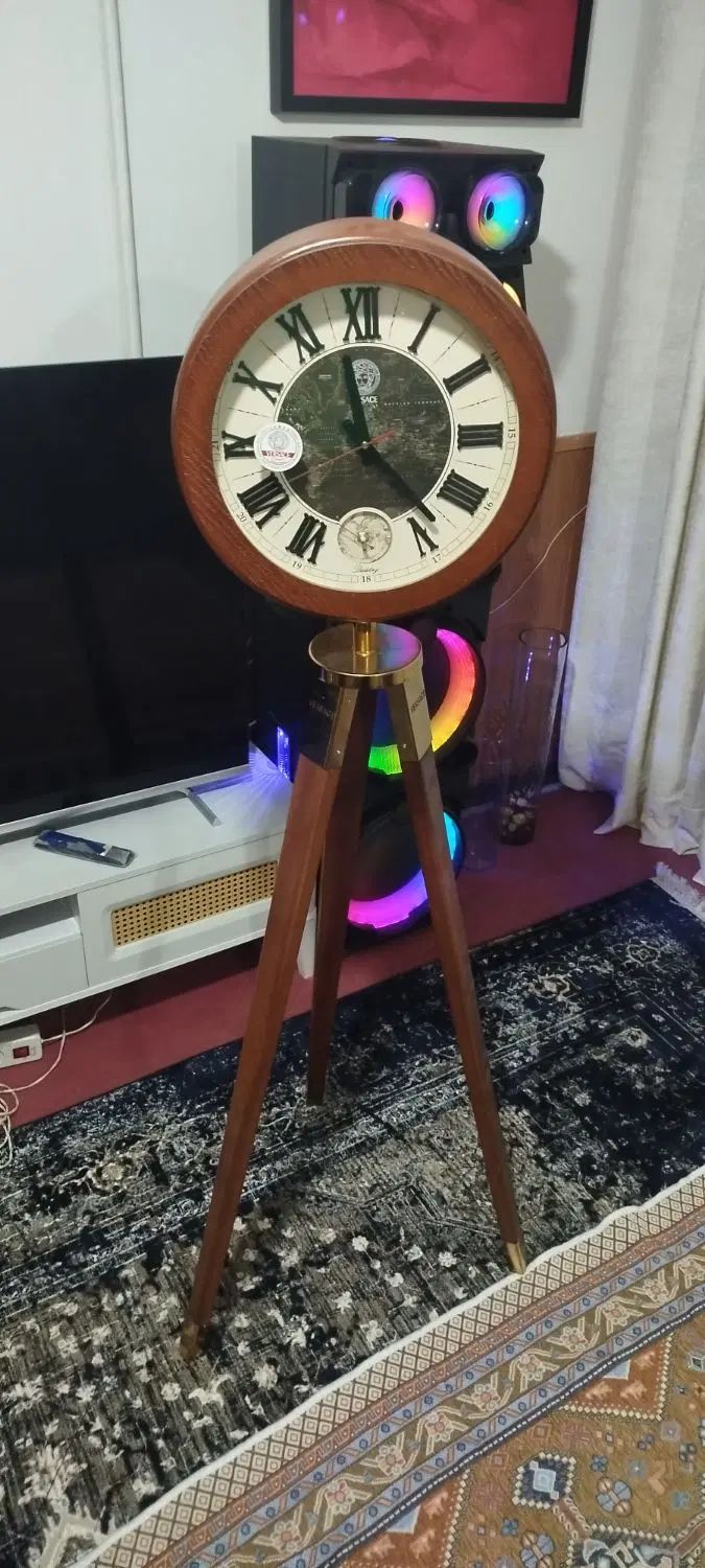 ساعت ایستاده تلسکوپی سه پایه درحدنو کم کار|ساعت دیواری و تزئینی|مشهد, صیاد شیرازی|دیوار