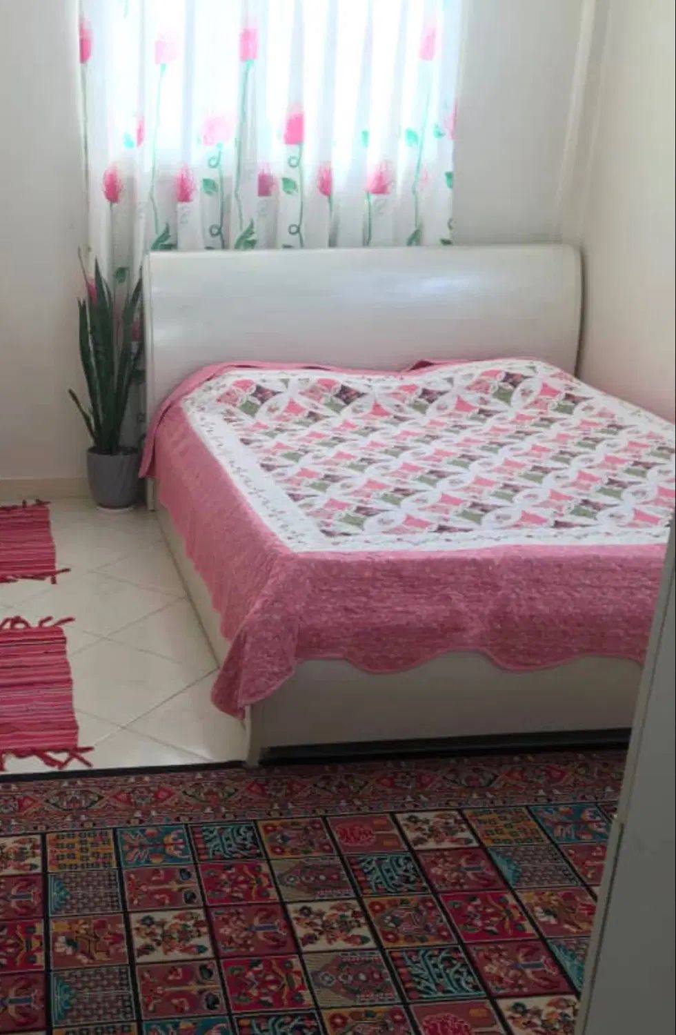 تخت خواب ۲نفره سفیدصدفی/۴پایه صورتی/شیک ومینیمال|تخت و سرویس خواب|تهران, میدان ولیعصر|دیوار