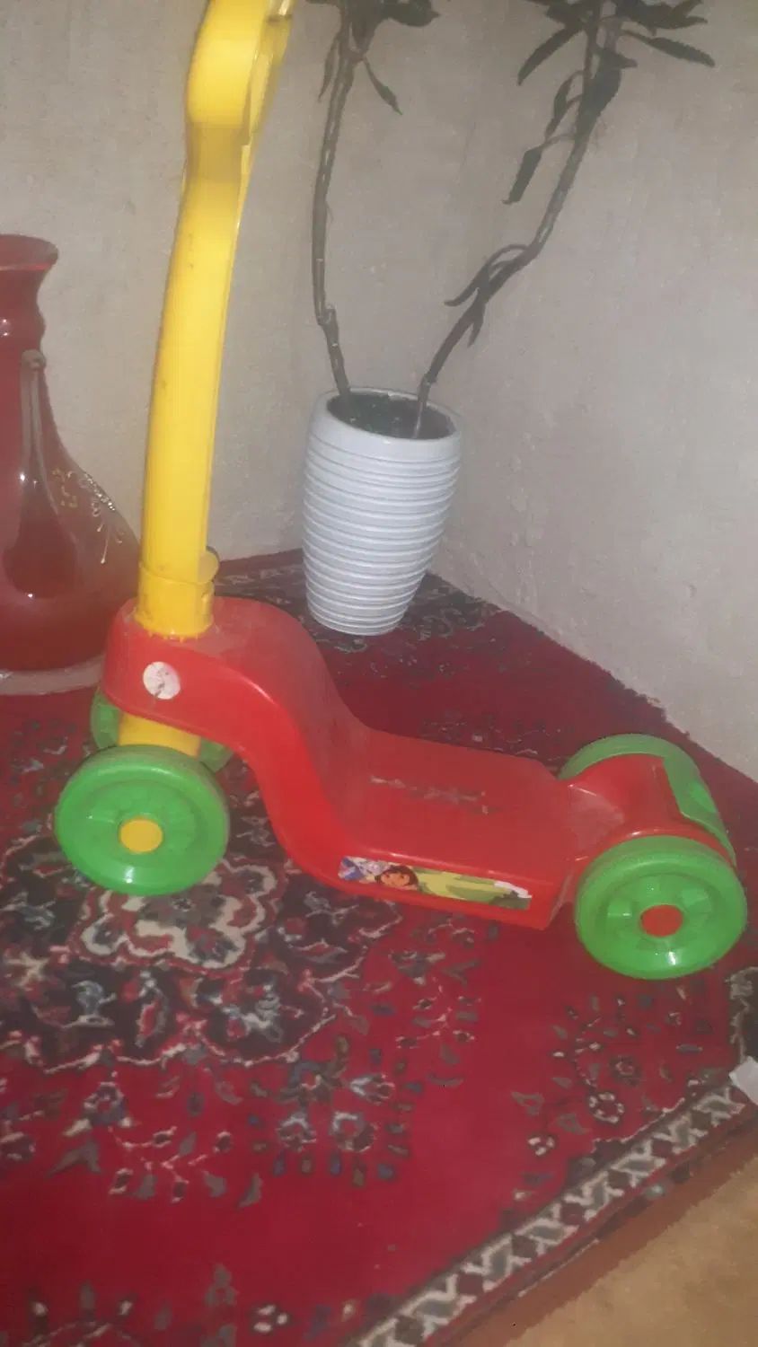 دوچرخه۱۲ سه چرخه .اسکوتر .|دوچرخه، اسکیت، اسکوتر|بهار, |دیوار