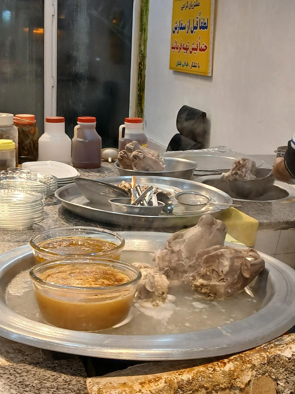 کارگر ساده جهت کار در طباخی(کله پزی)سرخرود|استخدام خدمات فروشگاه و رستوران|آمل, |دیوار